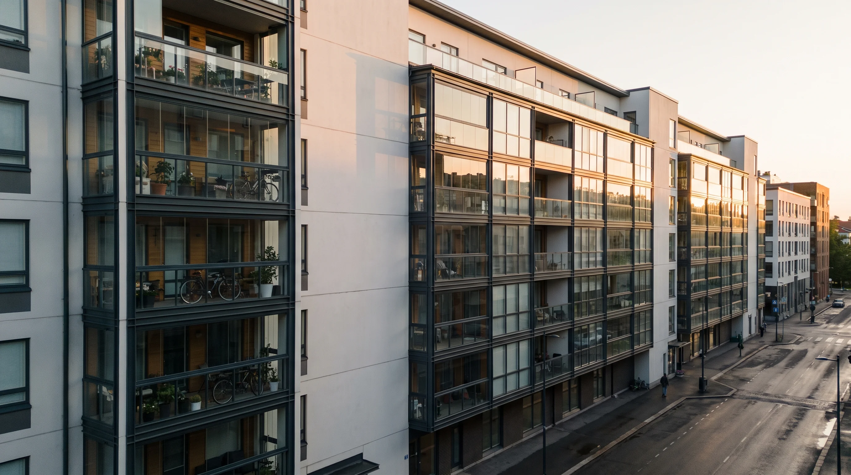 Moderne Wohnanlage mit Balkonen im Abendlicht, Straßenansicht